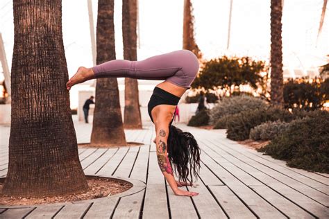 gostosa fazendo yoga|Fazer ioga pelada é moda no Instagram – e as fotos são lindas.